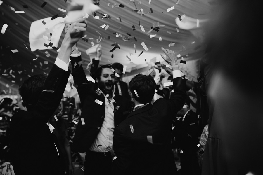 entrée salle mariage confettis bombe