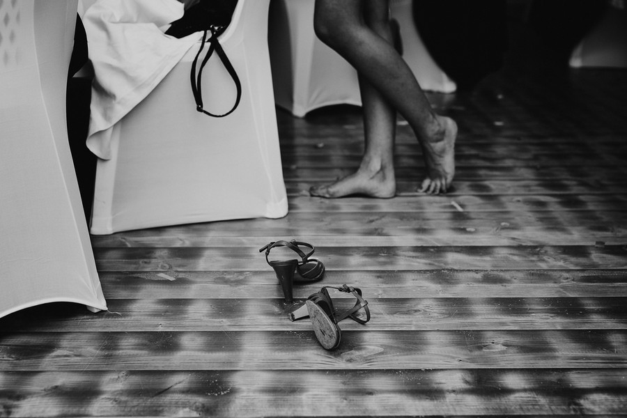 chaussures enlevées mariage noir blanc