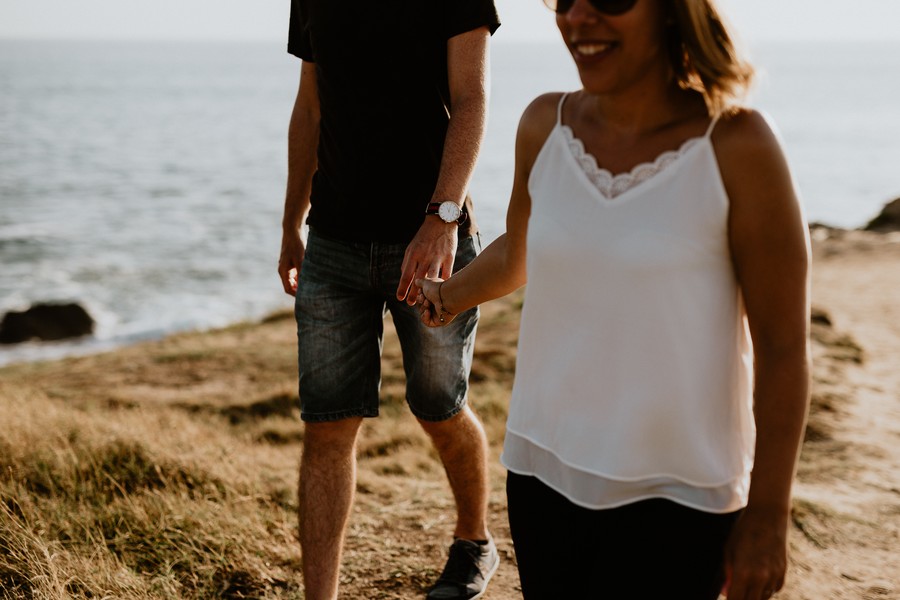 couple se tient la main mariage engagement