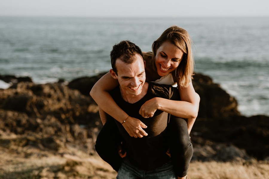 couple épaules sourire soleil