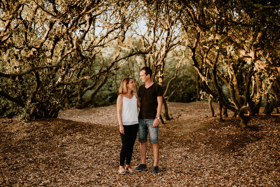 forêt chênes sourire regard couple engagement Veillon