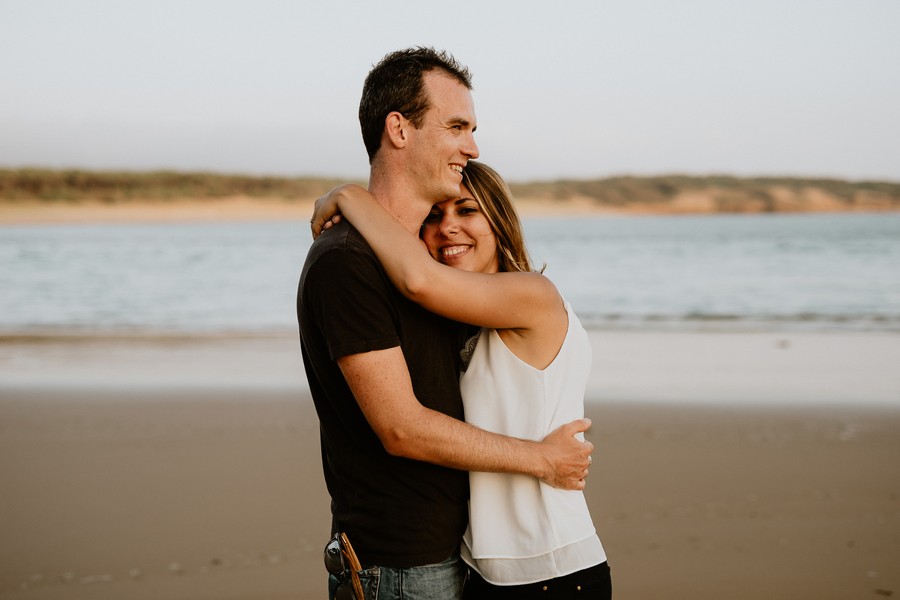 couple enlacé plage Veillon mer soleil