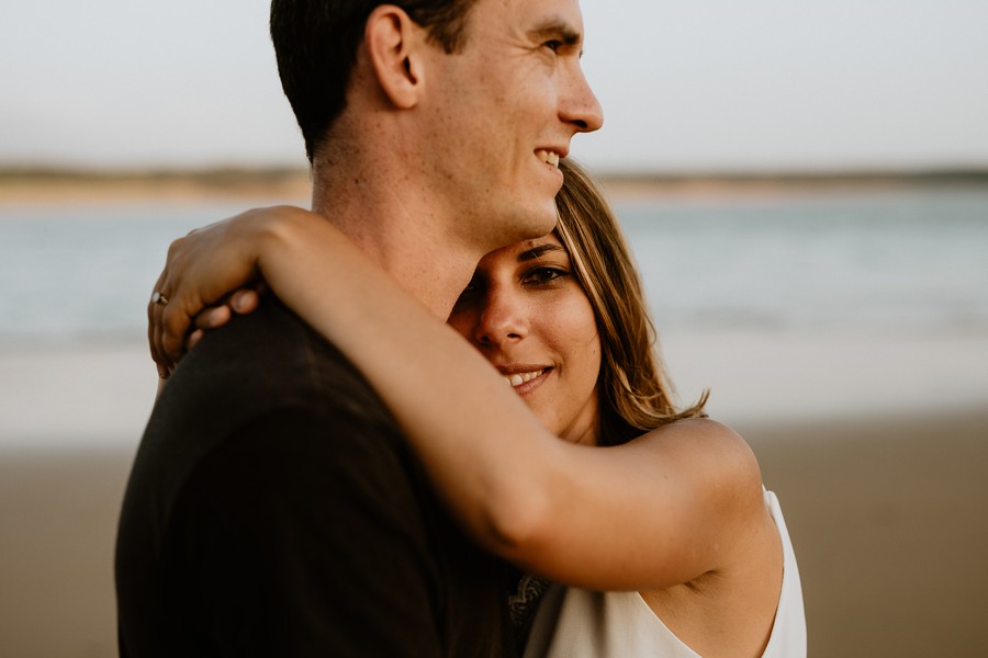 regard femme couple enlacés