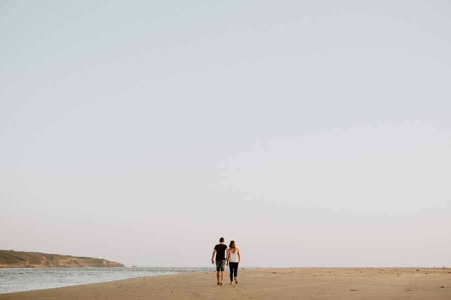 balade couple plage ciel lumière douce engagement