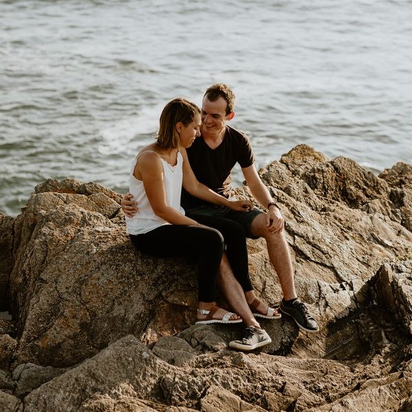 couple assis rochers Cayola mer océan