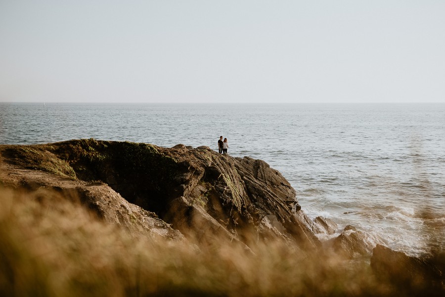 paysage engagement couple rochers mer