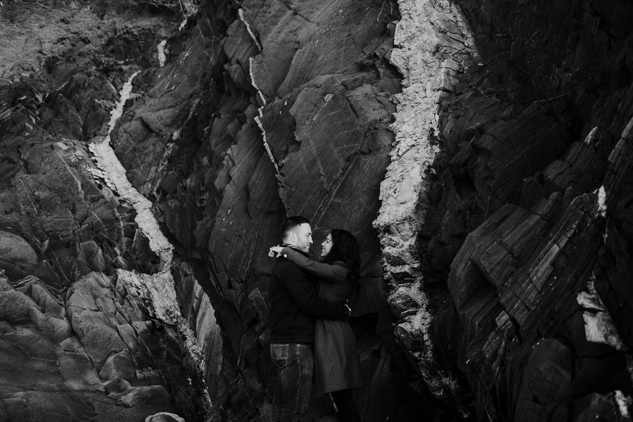 grands rochers noir et blanc couple sourire