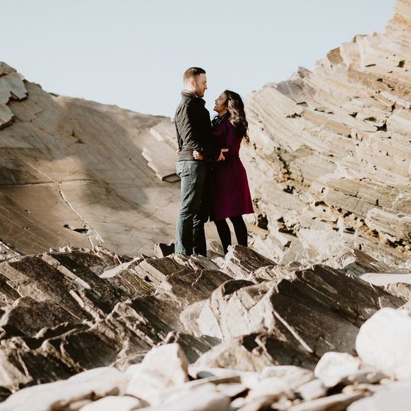 couple au milieu des rochers lumineux rire Vendée engagement