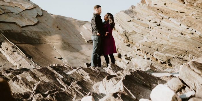 couple au milieu des rochers lumineux rire Vendée engagement