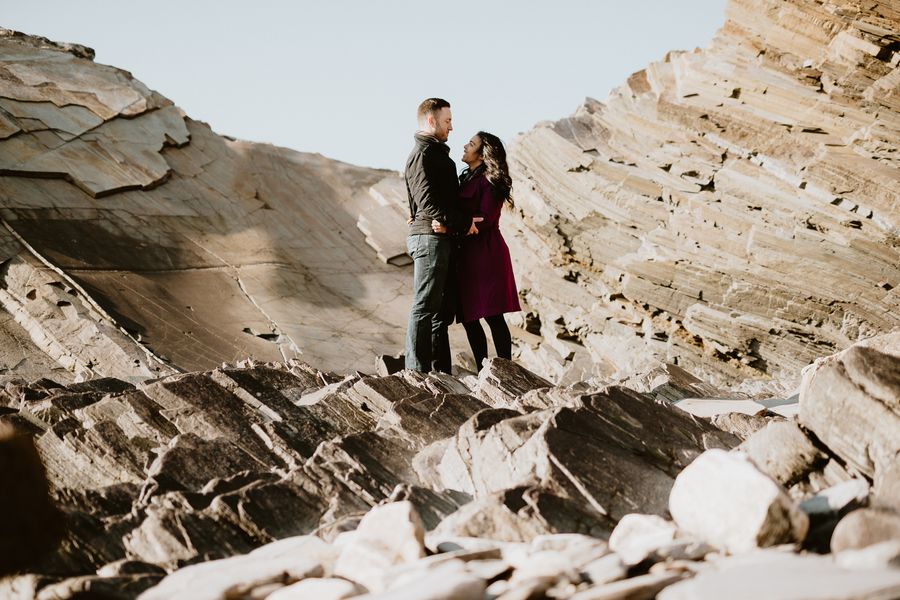 couple au milieu des rochers lumineux rire Vendée engagement