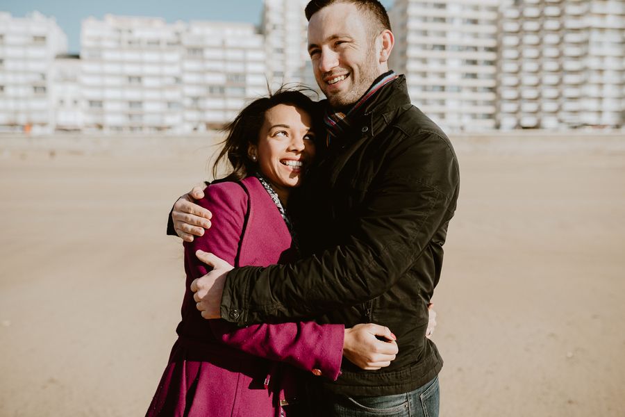 sourire couple futurs mariés mariage sables d'olonne plage