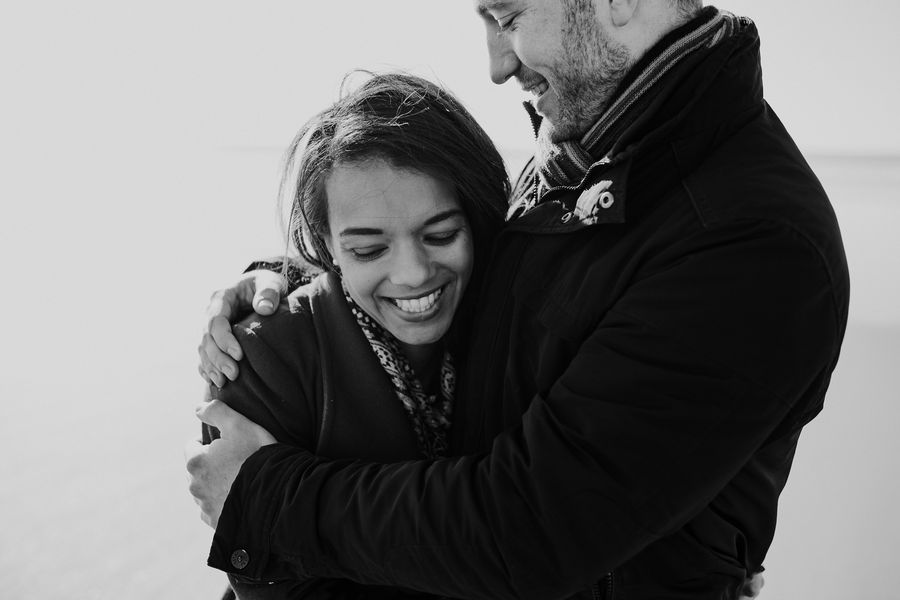 sourire intime couple noir et blanc plage