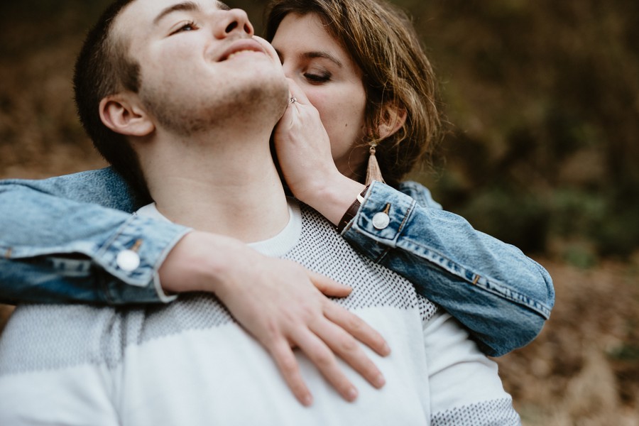 murmurer oreille couple intimité sourire photo Saint-Valentin