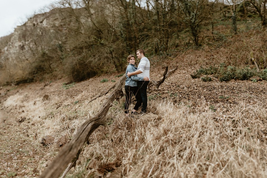 couple forêt Mervent pose tronc séance photo Vendée Saint-Valentin