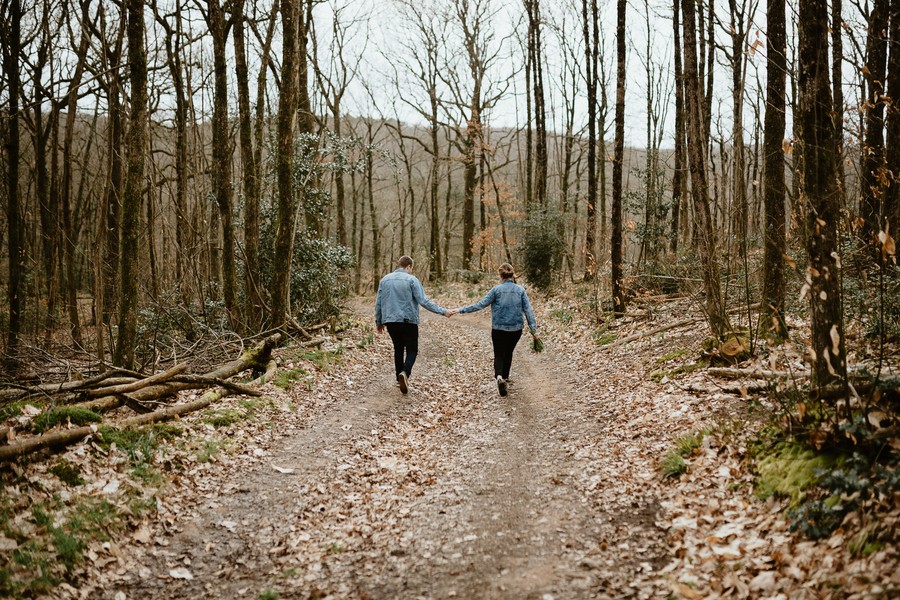 balade couple forêt Mervent Vendée arbres ciel gris