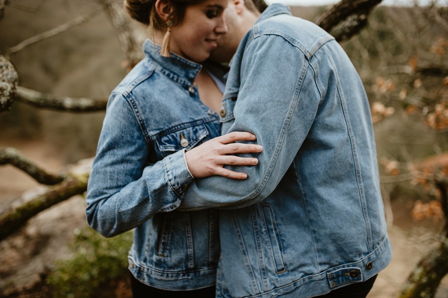 main couple enlacé arbre veste jeans Saint-Valentin