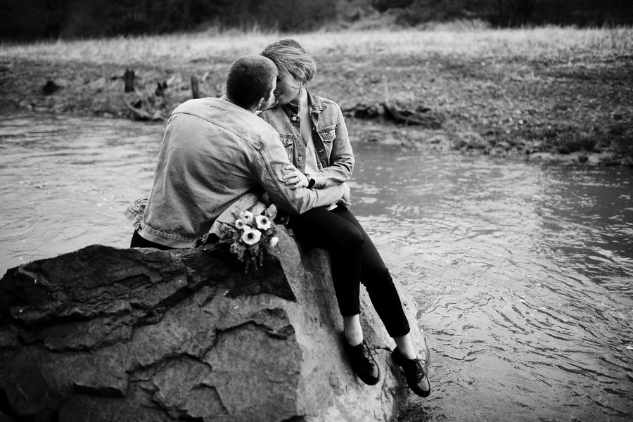 noir et blanc couple enlacé rivière rocher Saint-Valentin