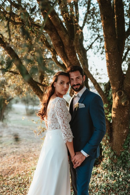 couple de mariés sous un arbre sourire contre-jour