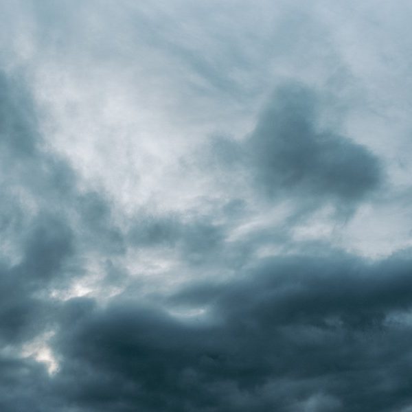 ciel lourd nuages orageux lumière soleil