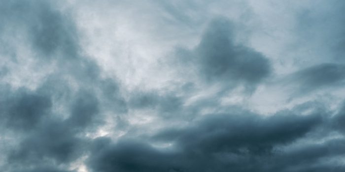 ciel lourd nuages orageux lumière soleil