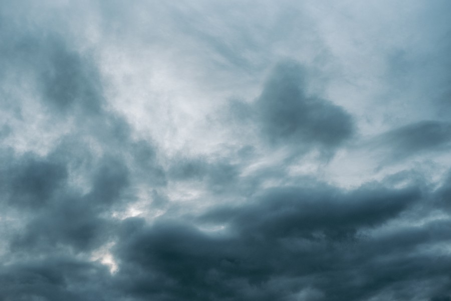 ciel lourd nuages orageux lumière soleil