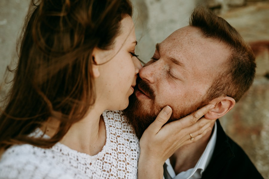 couple s'embrasse lumière douce