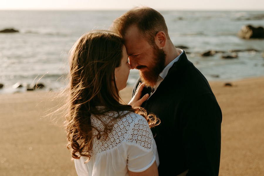 couple futurs mariés se regarde sur la plage soleil fin de journée