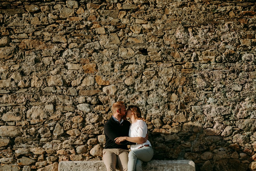 couple s'embrasse banc mur pierre paracou