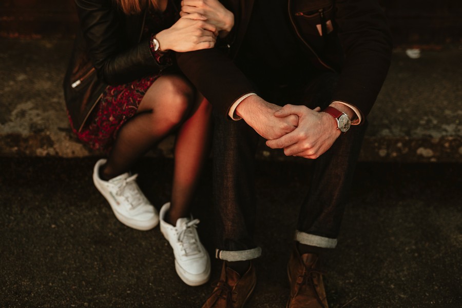 couple assis mains pont jambes lumière coucher soleil