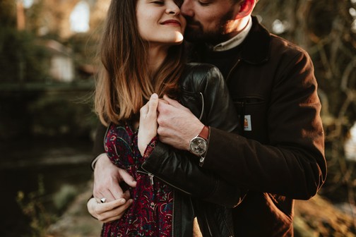 couple enlacé fin de journée mains baiser