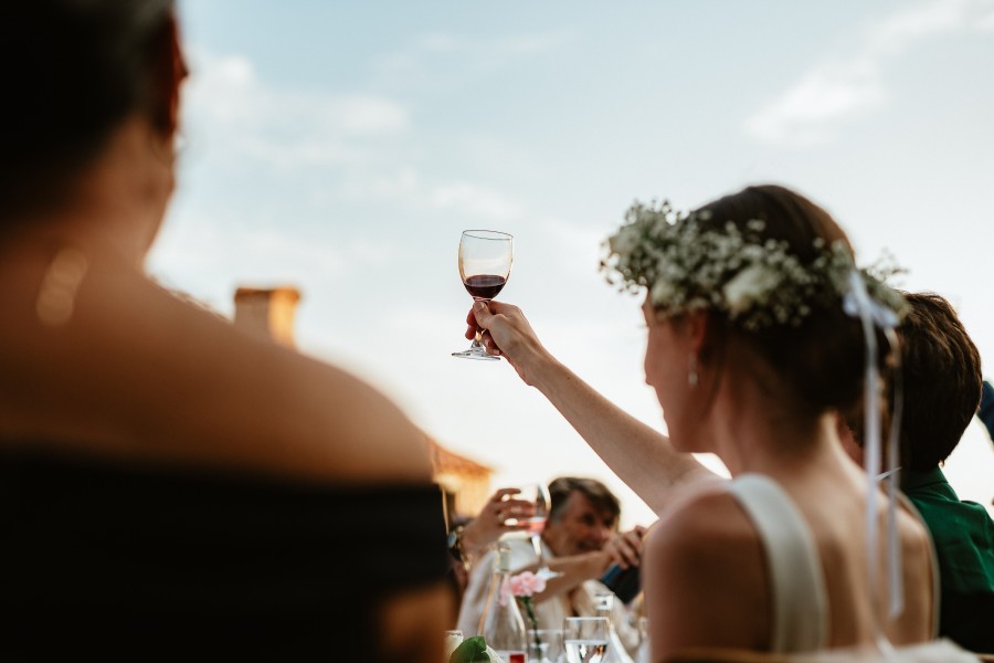 toast verre levé ciel bleu