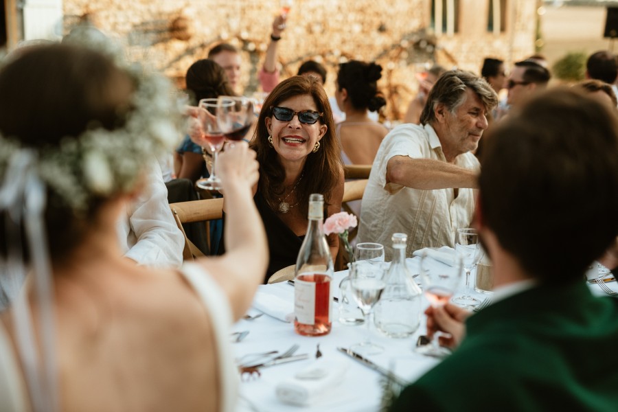 toast discours mariages invités sourient