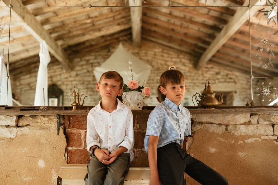 jeunes garçons invités attendent chemise miroir