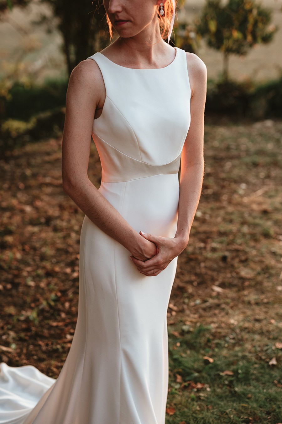 robe mariée mains croisées pose mariage séance photo