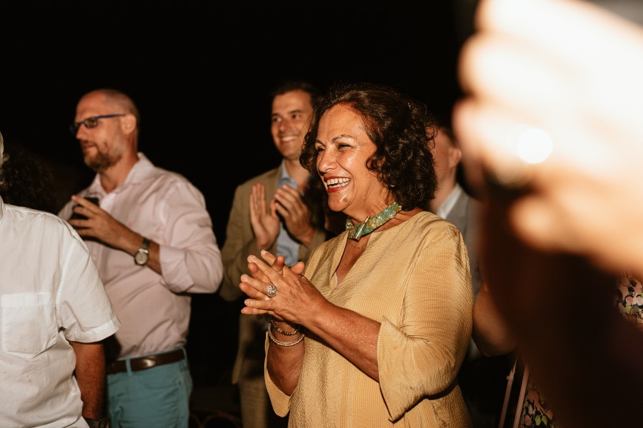 invités rient gâteau mariés