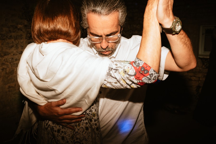 invités dansent tango bal mariage