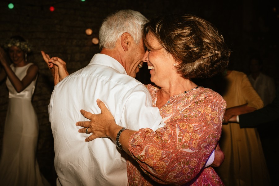 invités dansent soirée bal mariage