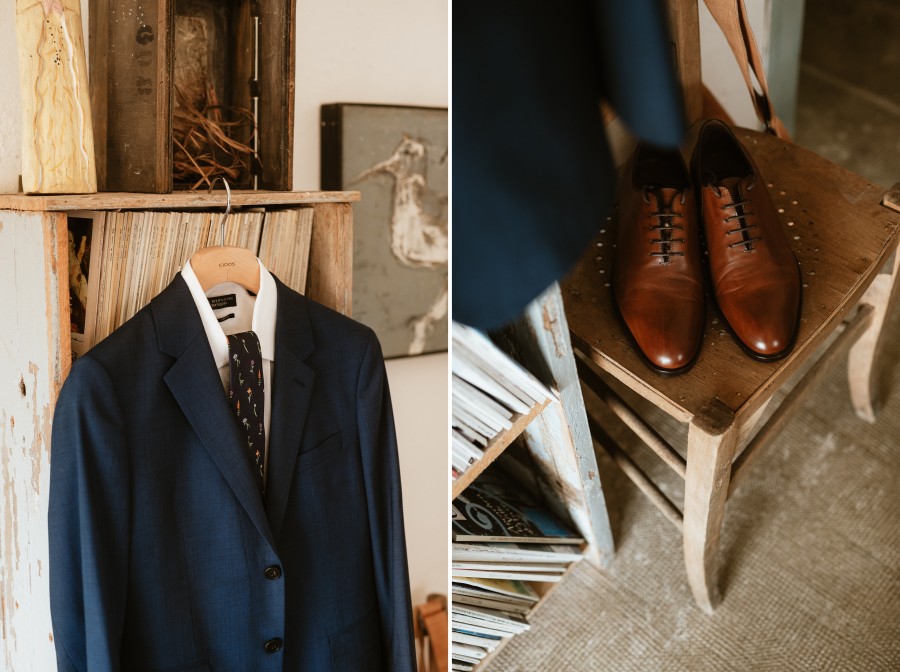 costume bleu marié cravate chaussures chaise