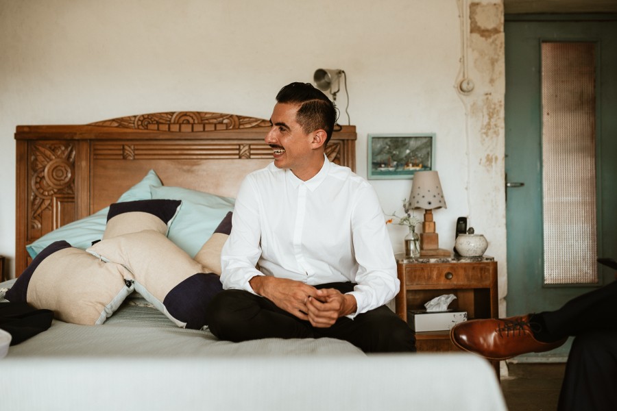invité marié sourit chambre lit