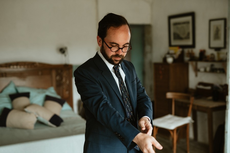 préparatifs marié habillage veste costume bleu