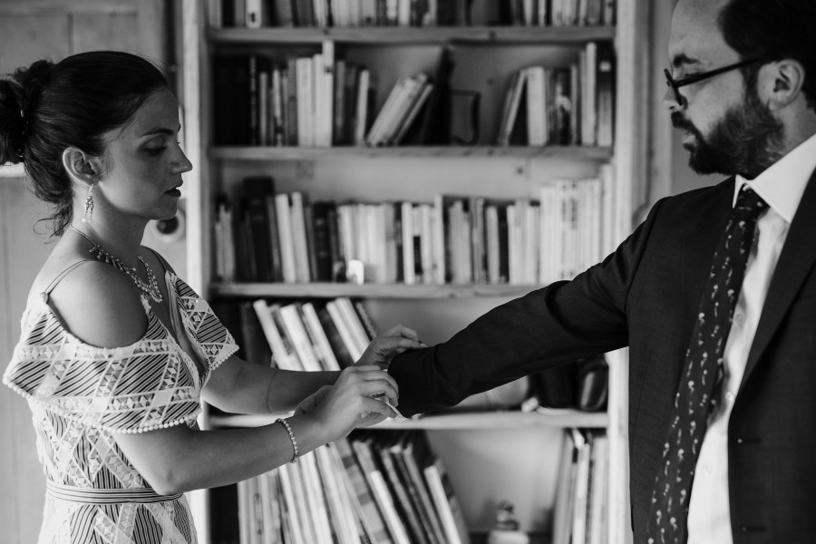 témoin ajuste costume marié noir et blanc