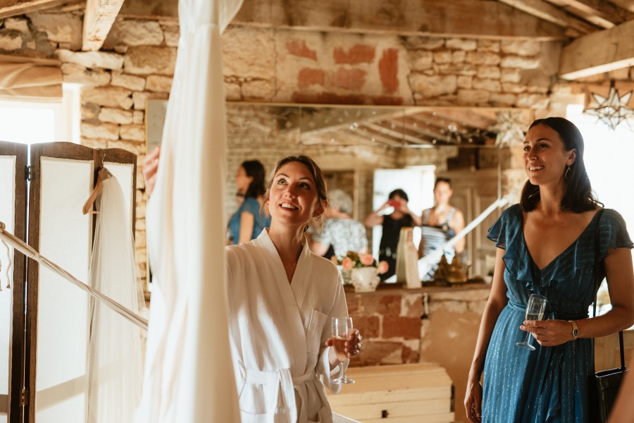 préparatifs mariée regarde robe invitée