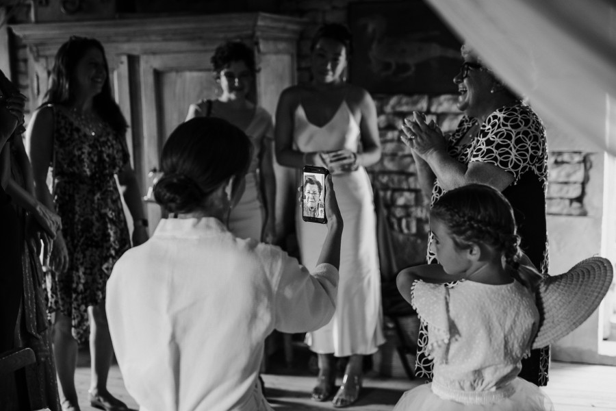 appel visioconférence mariage grand-mère mariée noir et blanc