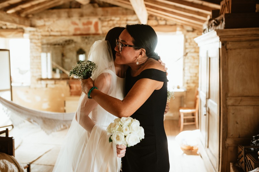 témoin mariée embrassade bouquets fleurs
