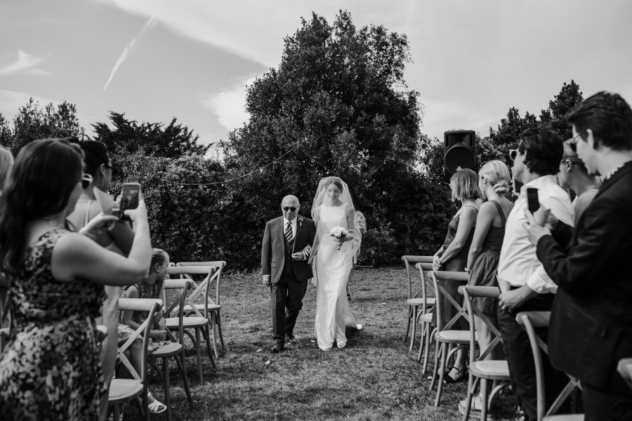 allée mariée père cérémonie laïque noir et blanc