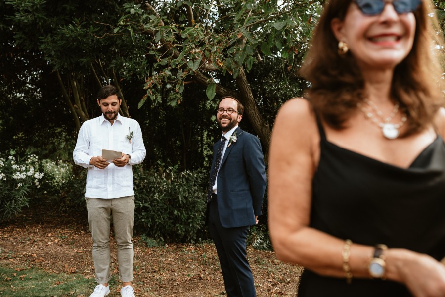 mariée sourit en voyant arrivée mariée
