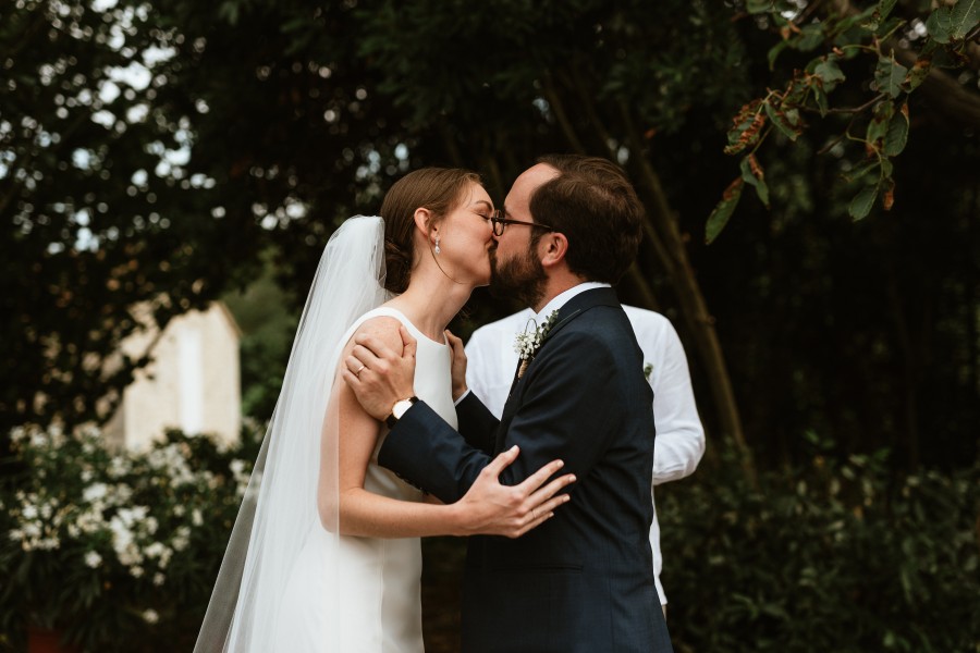 mariés s'embrassent cérémonie arbres