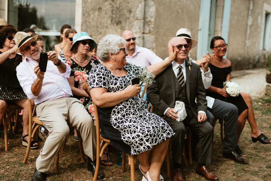 parents mariée émus pleurent caresse