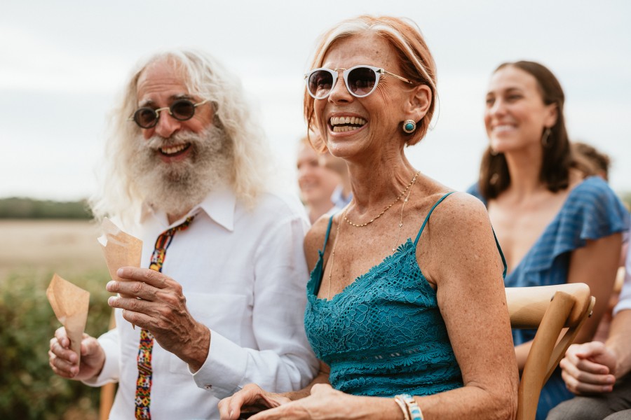 invités sourient cérémonie laïque
