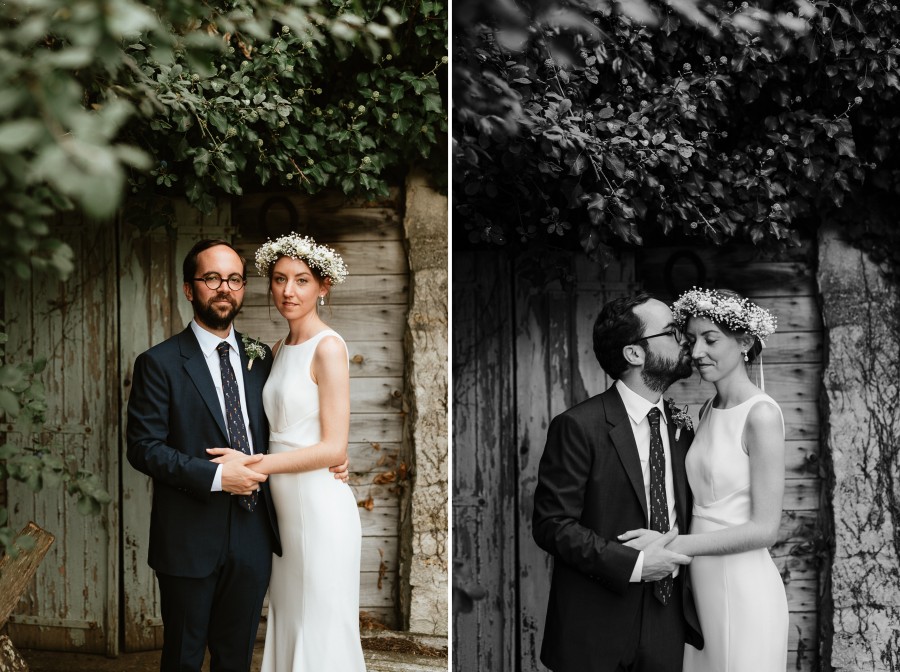 pose couple mariage mariés porte bois baiser lierre